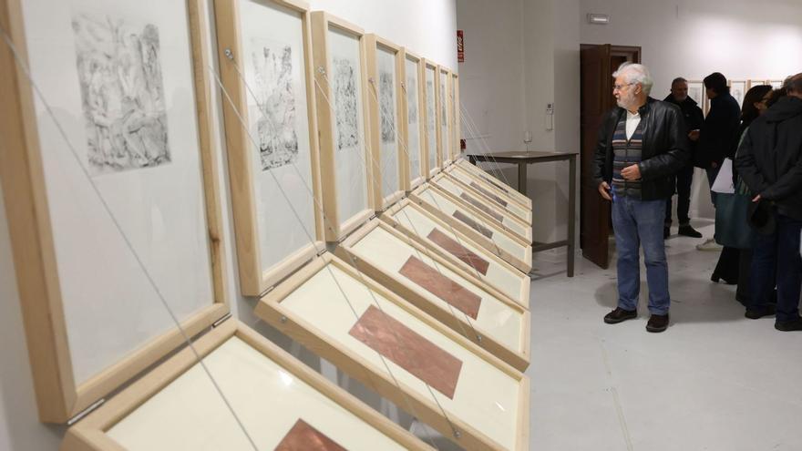 Visitantes de la muestra contemplan algunas de las casi 50 obras del pintor.  |   // J. LORES