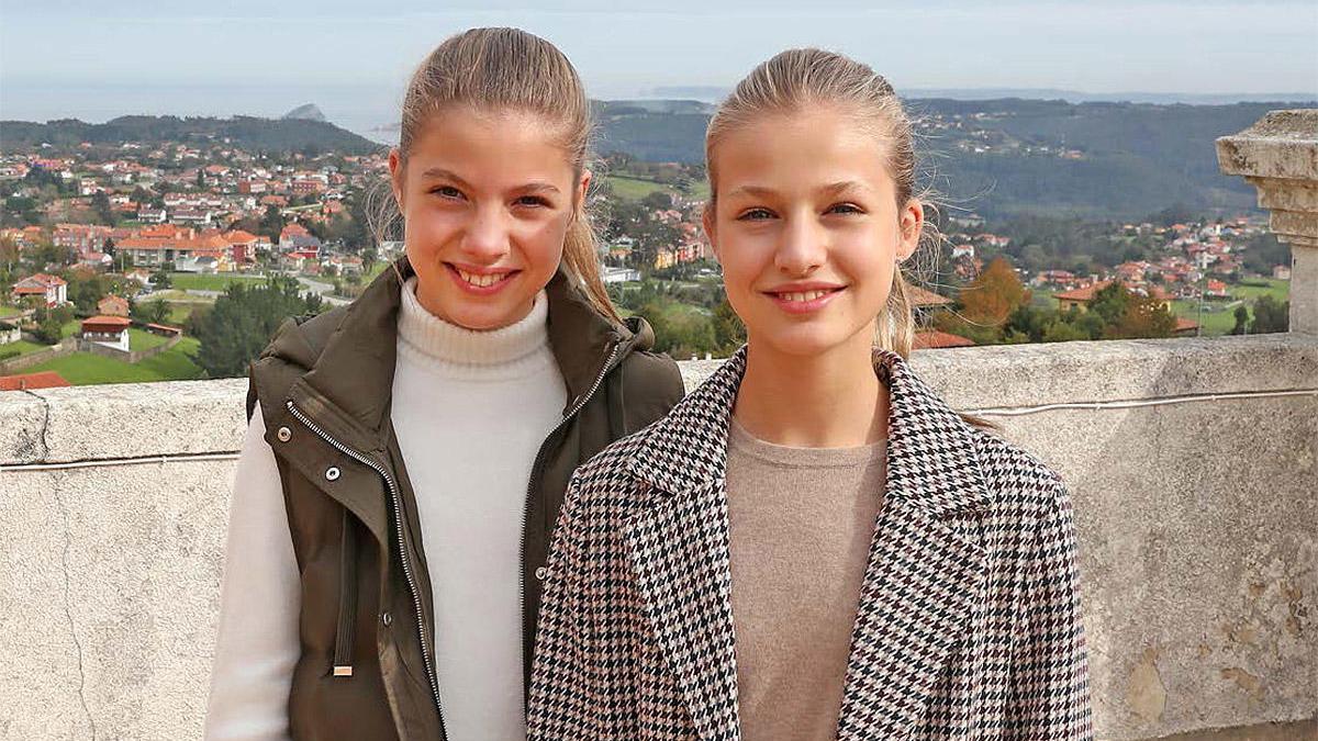 The Infanta Sofía and Princess Leonor, in the Christmas greeting of the Kings. The Infanta Sofía and Princess Leonor, in the Christmas greeting of the Kings.