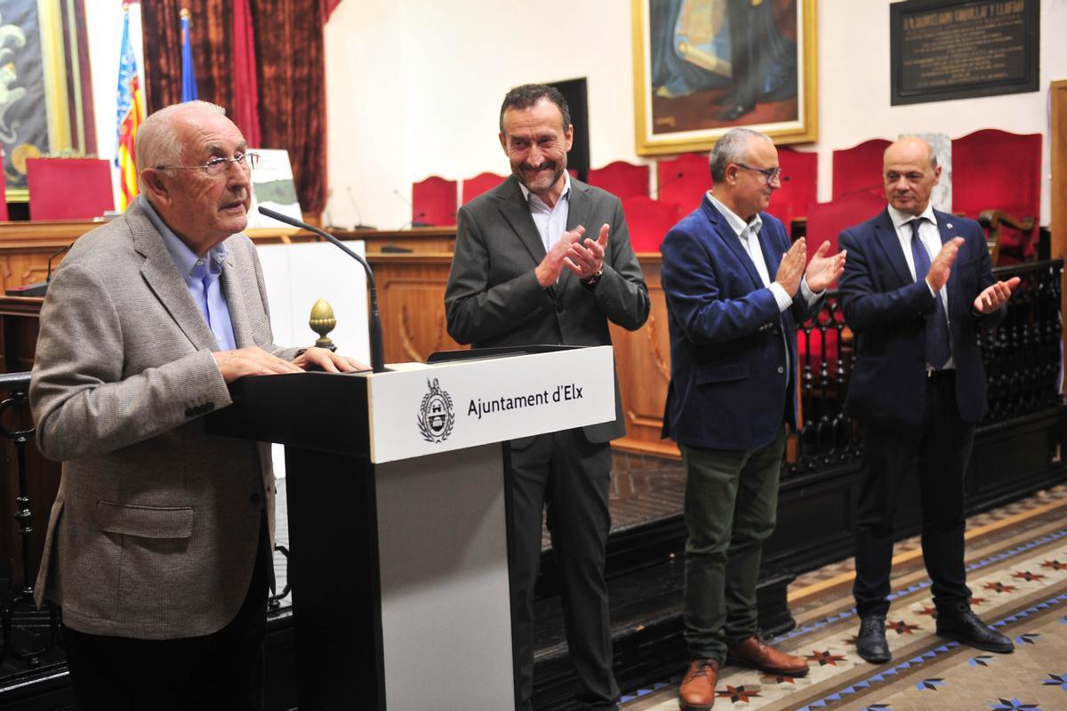 Gambín presenta su libro del Centenario del Elche rodeado de leyendas y expresidentes Gambín presenta su libro del Centenario del Elche rodeado de leyendas y expresidentes