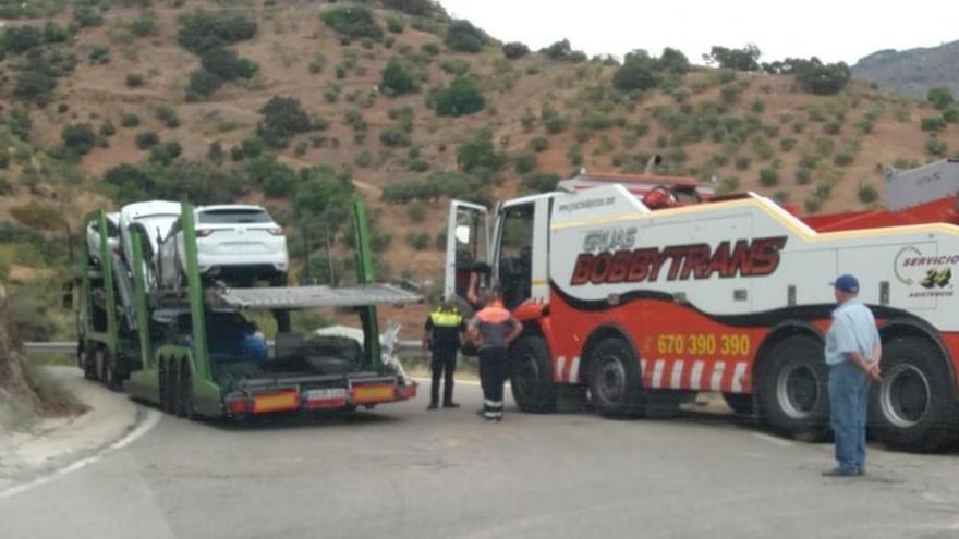 Una grúa retira el camión que bloqueaba la carretera que une Olías y Totalán