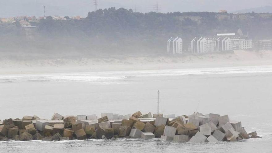 Bloques de hormigón que se están instalando para reforzar el dique de la playa de San Juan.