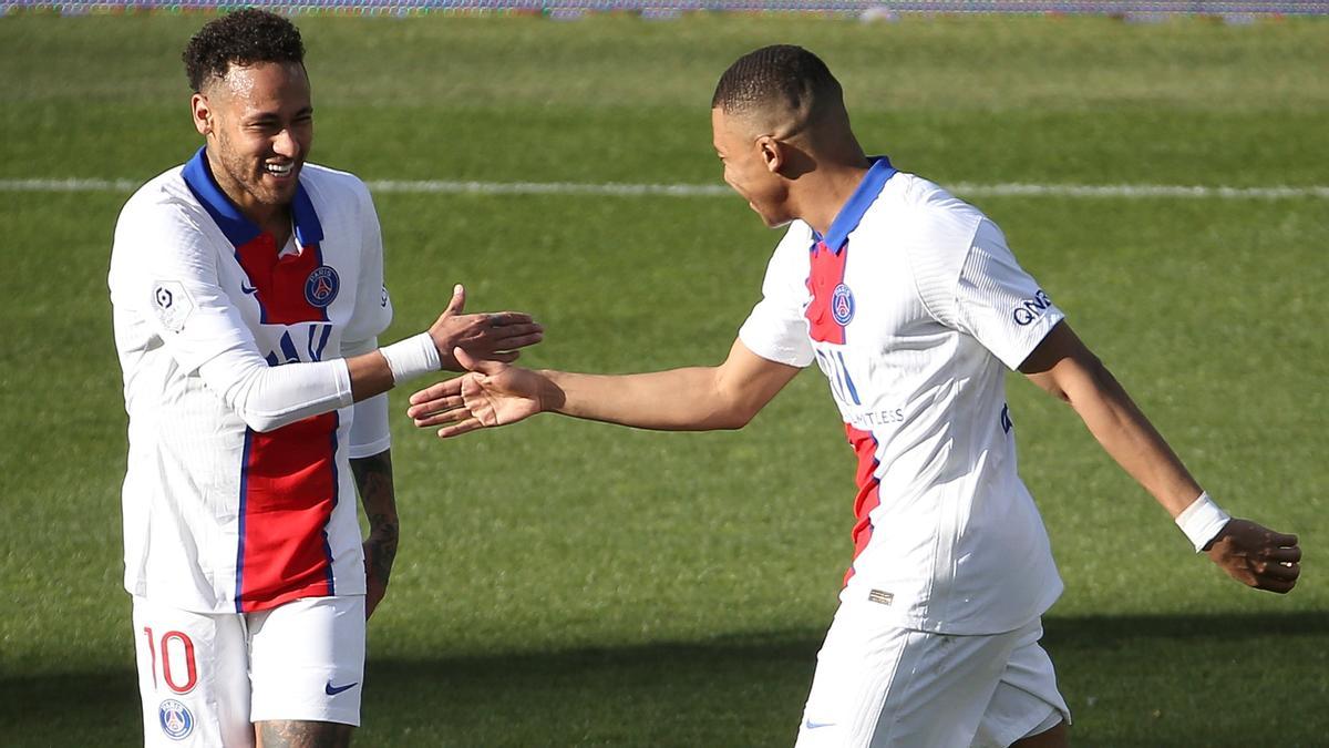 Neymar felicita a Mbappé por su segundo gol al Metz.