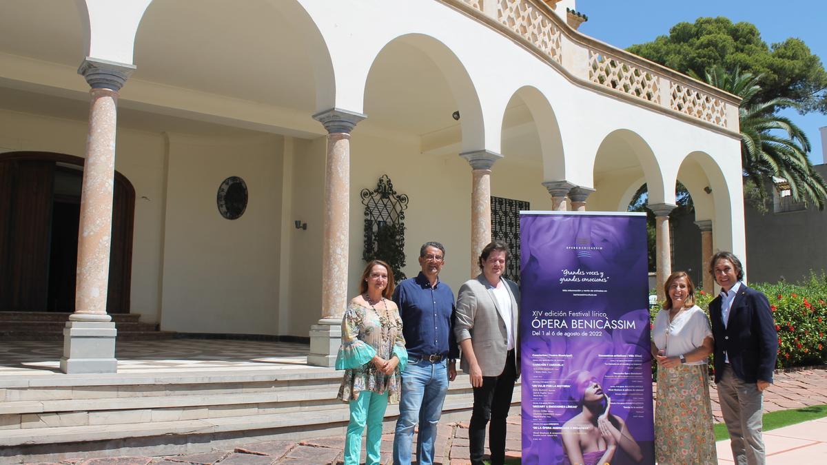 Roberto Turlo con la alcaldesa de la localidad en la presentación del XIV Festival Lírico Ópera Benicàssim.