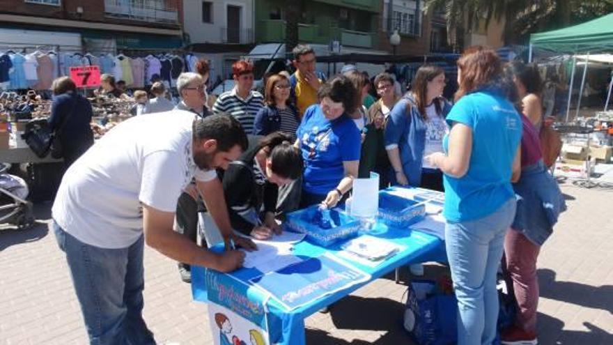 Mesa de recogida de firmas durante el mercado.