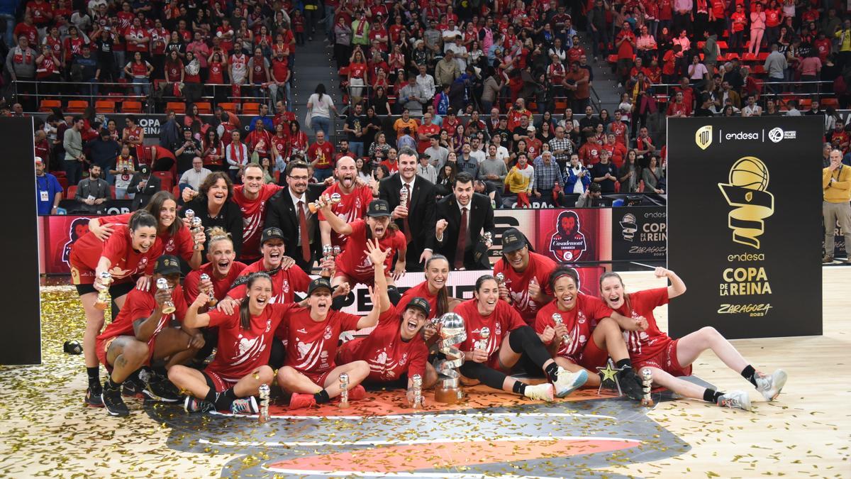 Las jugadoras del Casademont Zaragoza celebran el histórico triunfo en la Copa de la Reina