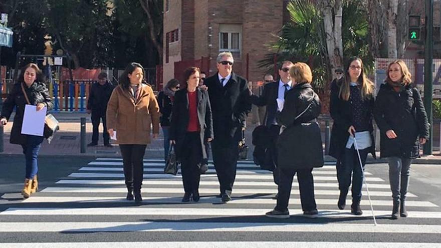 Inauguración de uno de los pasos de peatones dotados con la tecnología pass-blue en Murcia.