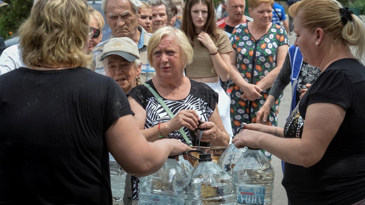Residentes de Kherson reciben agua potable, en medio del ataque de Rusia a Ucrania,  por la rotura de la presa de Nova Kakhovka