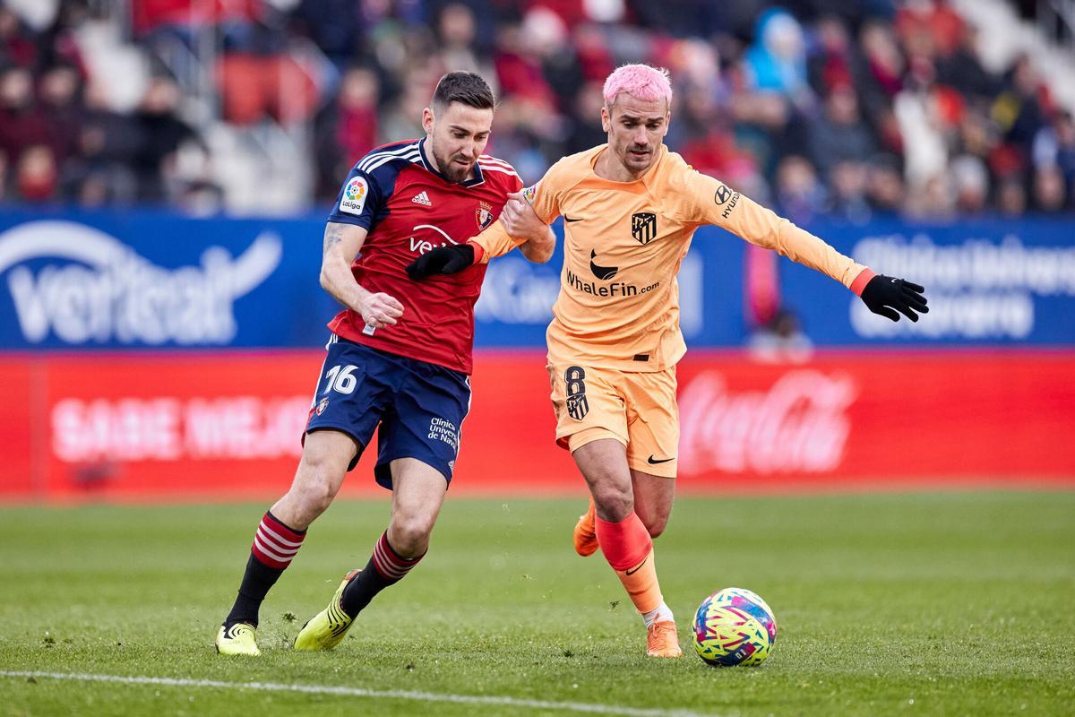Antoine Griezmann of Atletico de Madrid competes for the ball with Moi Gomez of CA Osasuna during the La Liga Santander match between CA Osasuna and Atletico de Madrid at El Sadar on January 29, 2023, in Pamplona, Spain.