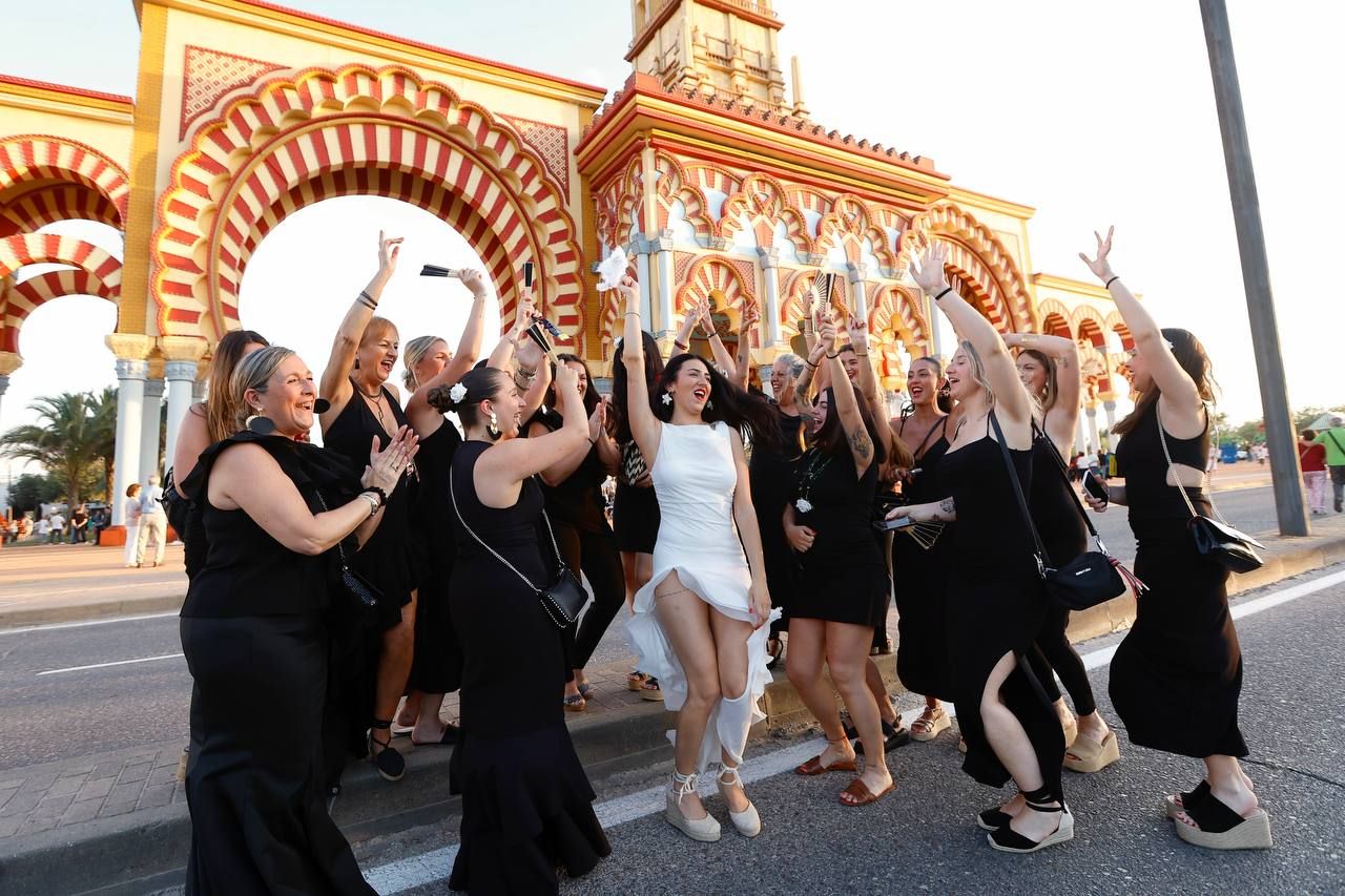 El Arenal se anima desde primera hora en el día del inicio de la Feria de Córdoba