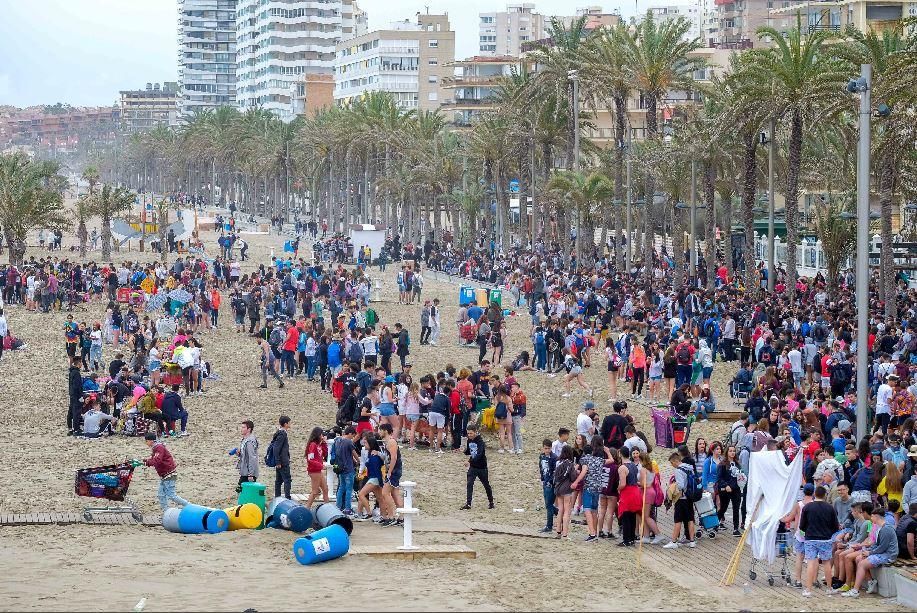 Miles de jóvenes celebran el botellón en la playa de San Juan