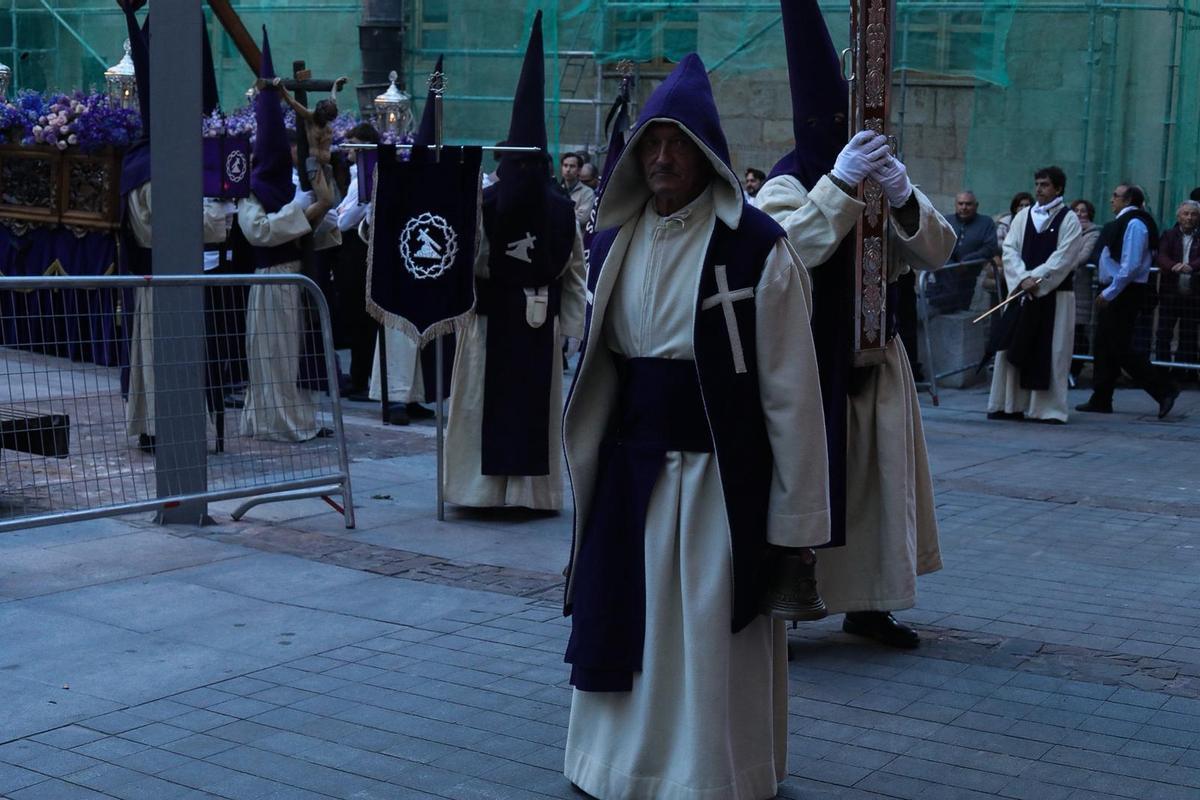 La procesión de Jesús del Via Crucis brilla modificando su recorrido habitual