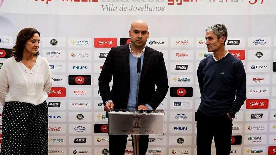 Carmen Fernández, Jesús Martínez y Martín Fiz, ayer, en Gijón.