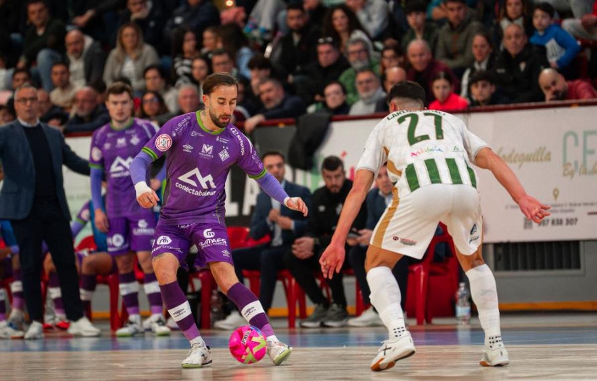 Rivillos conduce el balón.