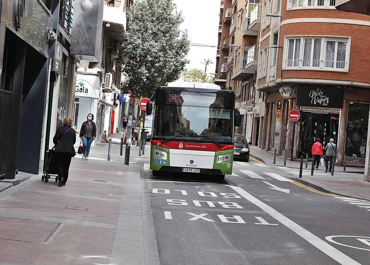 El carril bus exclusivo de las calles Puente Ortices y Porta d’Alacant. | ANTONIO AMORÓS