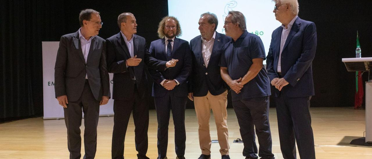 De izquierda a derecha, Blanco, Requejo, Quintanilla, Rodríguez, Guarido y Esbec, antes del acto que tuvo lugar en el salón de actos del Campus Viriato. |