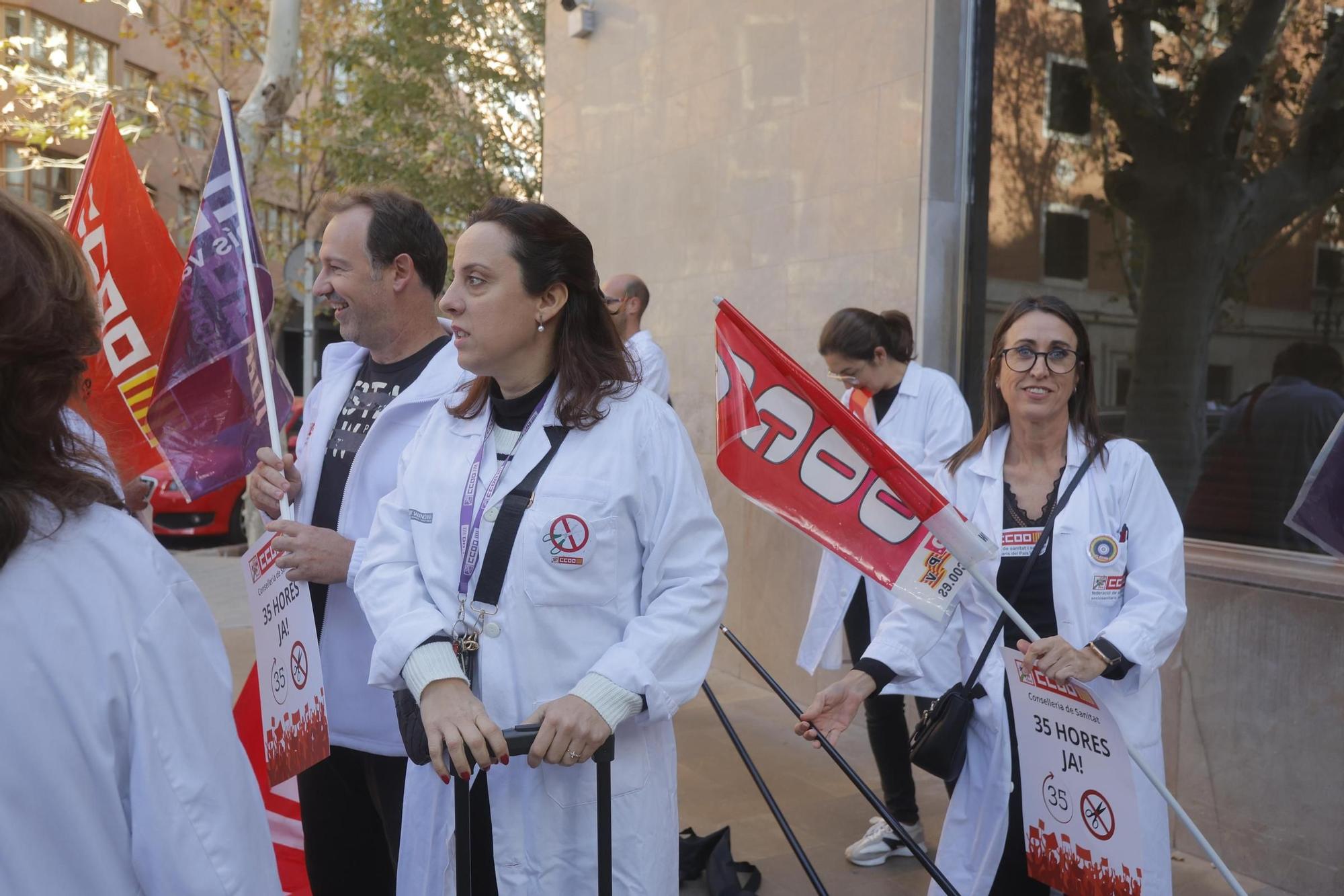Protesta de los sanitarios valencianos frente a la conselleria