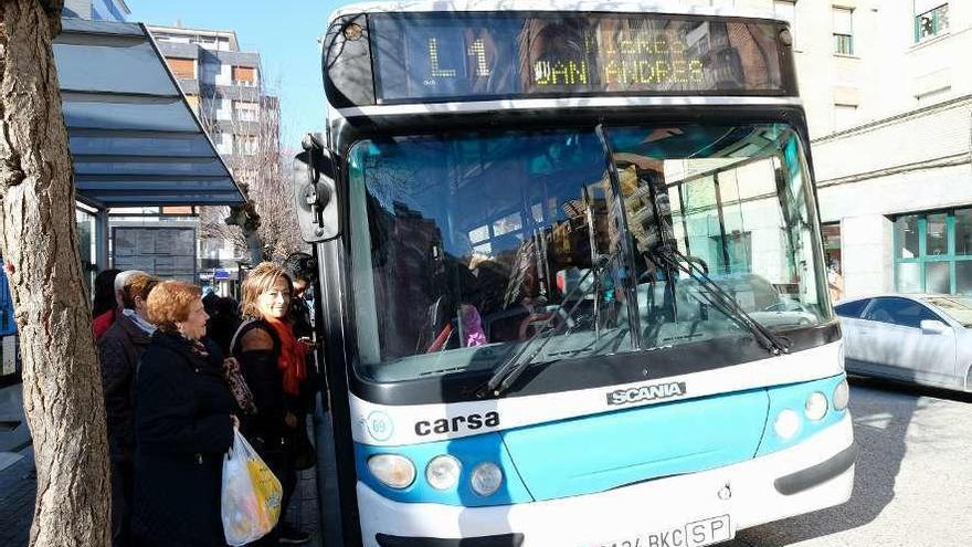 Un autobús de Emutsa, en la parada de la calle Manuel Llaneza.