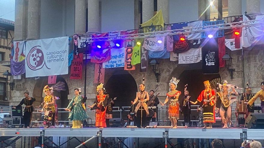 Músicas y baile tradicionales de Kosovo, Malasia y Panama en Toro, sobre el nuevo escenario del Ayuntamiento
