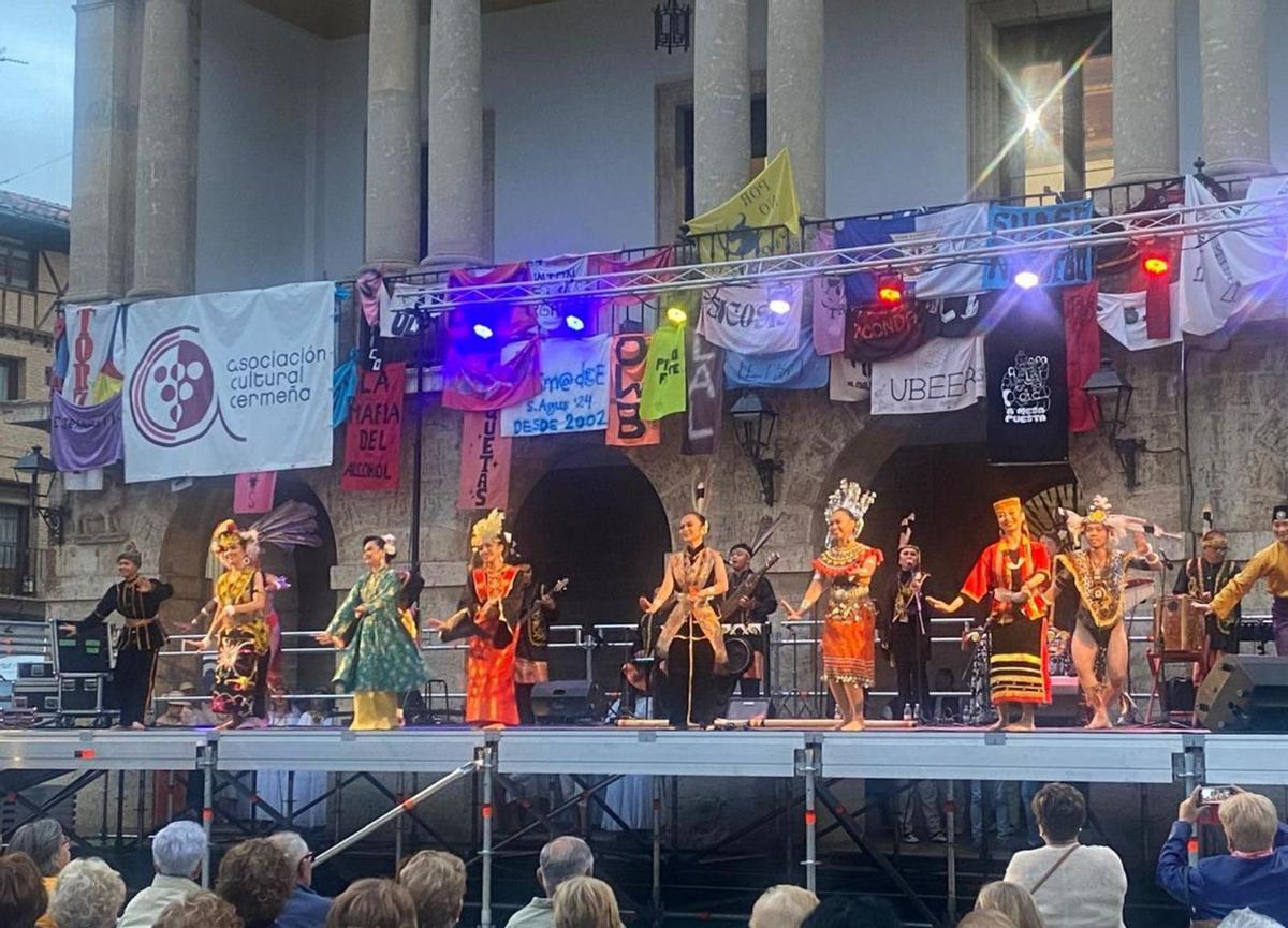 Músicas y baile tradicionales de Kosovo, Malasia y Panama, sobre el nuevo escenario del Ayuntamiento | C. T.