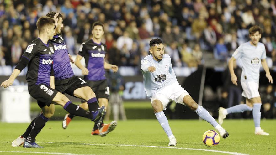 Boufal intenta driblar a los defensas del Valladolid. // José Lores