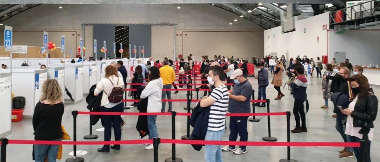 Colas con personas esperando a ser vacunadas ayer en el recinto ferial de Vigo.