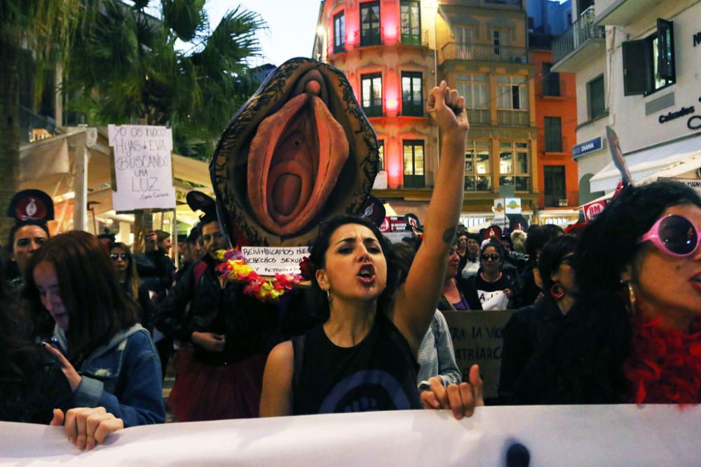 Cientos de personas se sumaron este miércoles a la marcha para conmemorar el Día Internacional de la Mujer. A la manifestación, que se inició en la Plaza de la Constitución a las 19.00 horas, acudieron asocaciones de mujeres como las Kellys de Málaga, Resistencia Feminista o el Movimiento Feminista Asociativo de Málaga