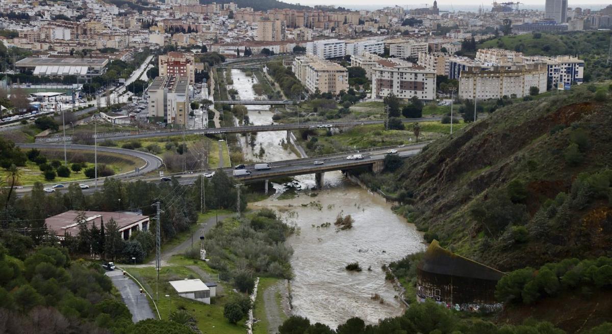 Vista del cauce urbano del río Guadalmedina, durante uno de los desembalses de la presa del Limonero, este mismo mes de febrero.