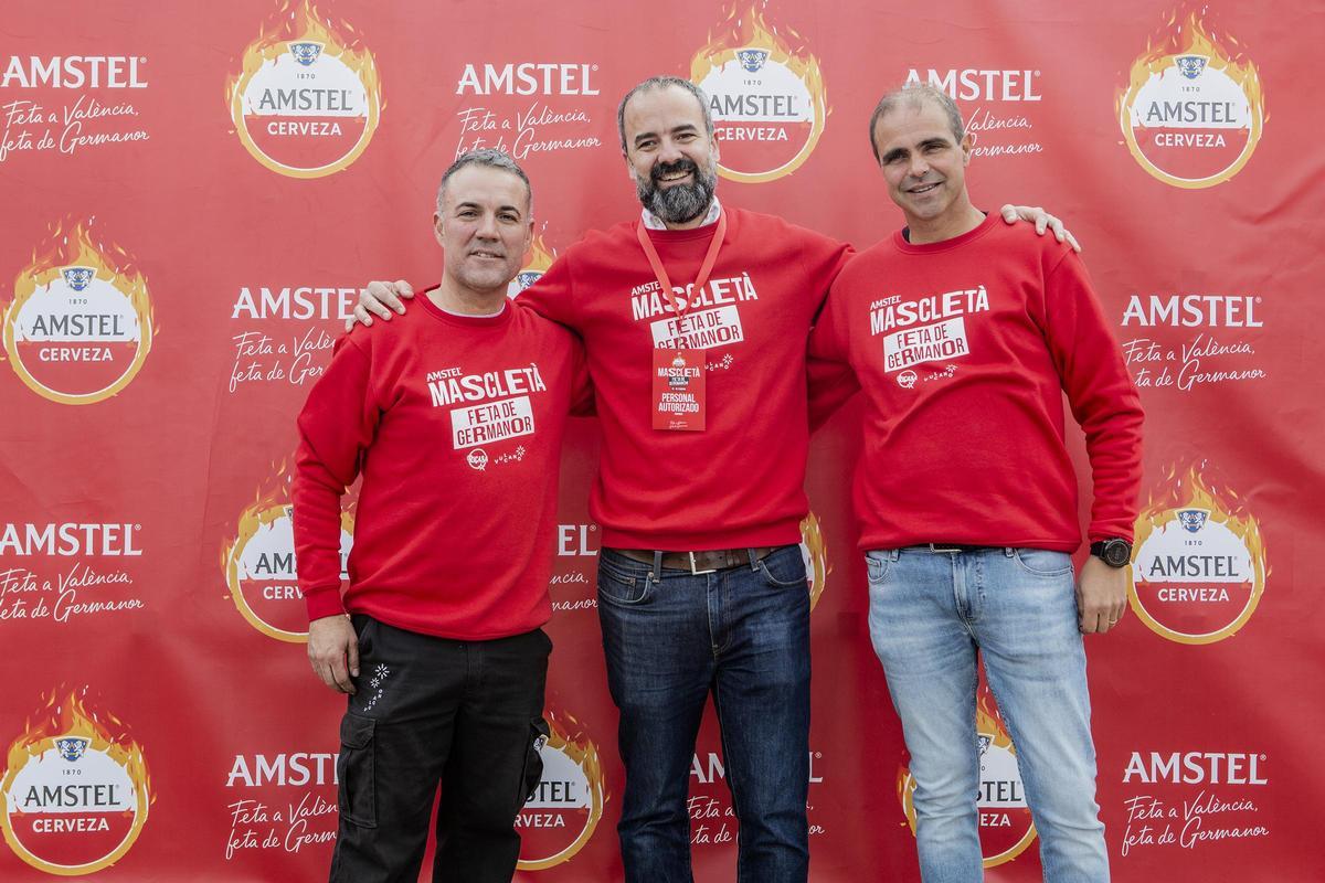 Abrazo germanor Jose Vulcano, Javier Valcarcel y Ricardo Caballer.