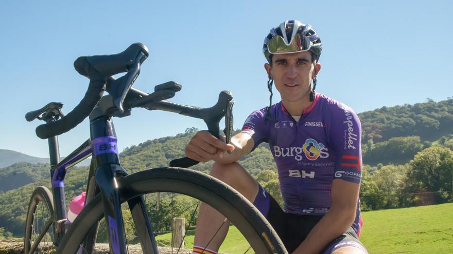 Pelayo Sánchez, uno de los ciclistas de moda en el pelotón nacional: &quot;El Real Oviedo me está haciendo sufrir más que la Vuelta a España&quot;