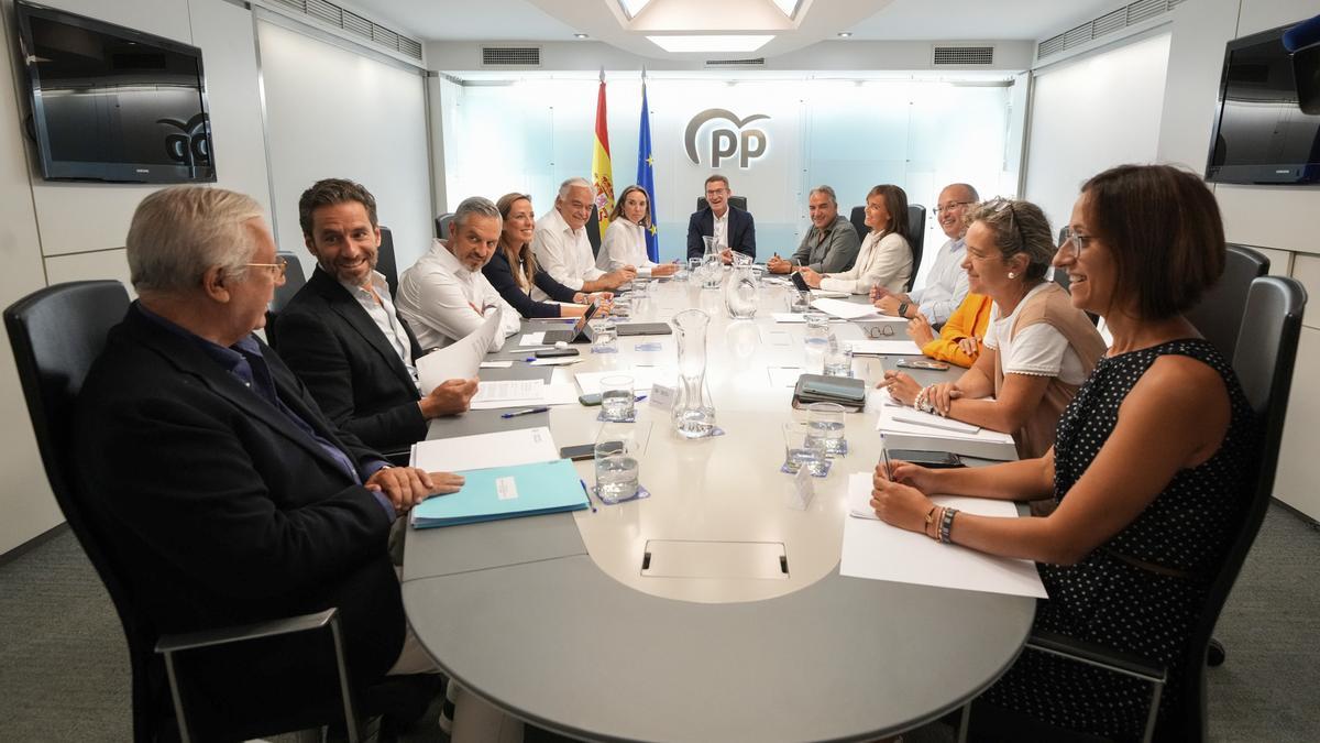 Feijóo se reúne con la cúpula del partido.