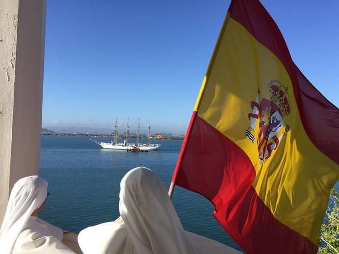 Unas monjas reciben al 'Juan Sebastián Elcano'