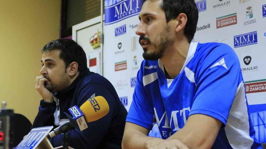 Fernando, a la derecha, ayer en rueda de prensa junto a Eduardo García Valiente.