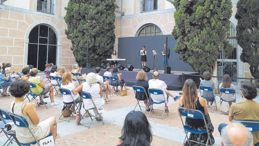 n acte al pati de la Casa de Cultura amb les distàncies i les mesures obligatòries.