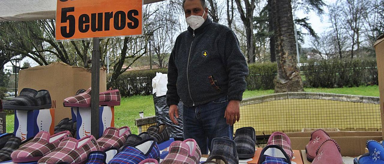 Miguel Frade, en su puesto de zapatillas, ayer, en Grado. | A. I.