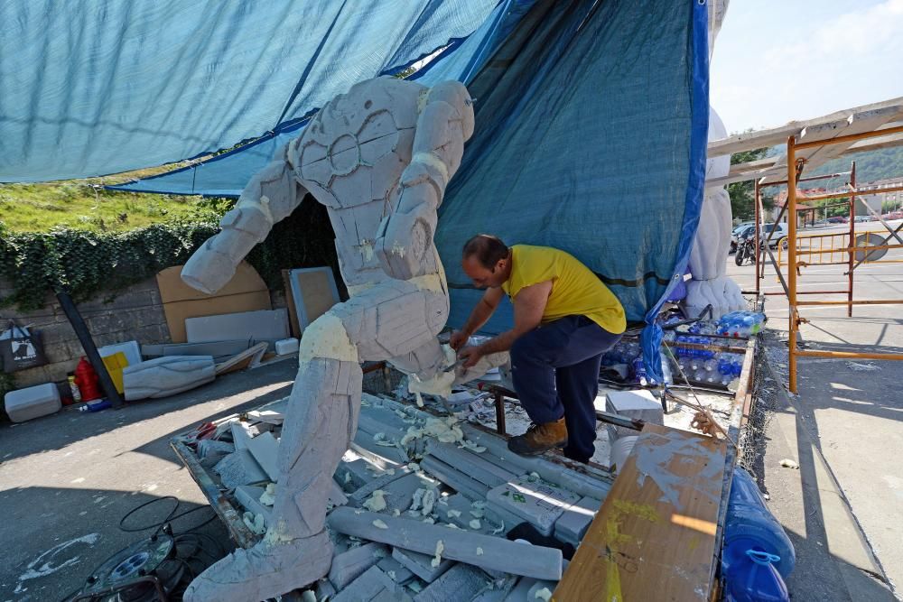 Preparación de embarcaciones del descenso floklórico de Laviana