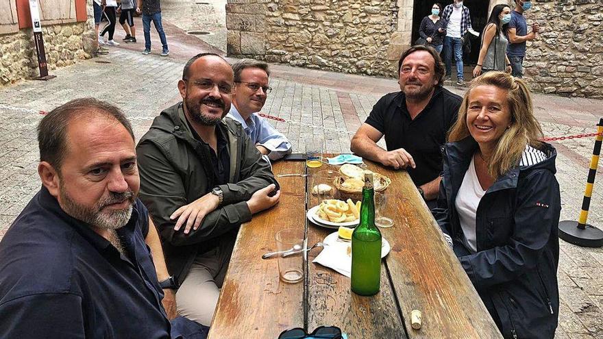 ENCUENTRO EN LLANES. Paloma Gázquez recibió el domingo la visita de dirigentes del PP de Cataluña, entre ellos su presidente, Alejandro Fernández. En la imagen, Gázquez, Fernández ?-segundo por la izquierda- y sus acompañantes en la terraza de un restaurante llanisco.