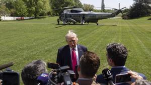 El presidente de Estados Unidos, Donald Trump, habla con miembros de los medios de comunicación antes de abordar el helicóptero Marine One en el Jardín Sur de la White House, 16 de abril de 2026