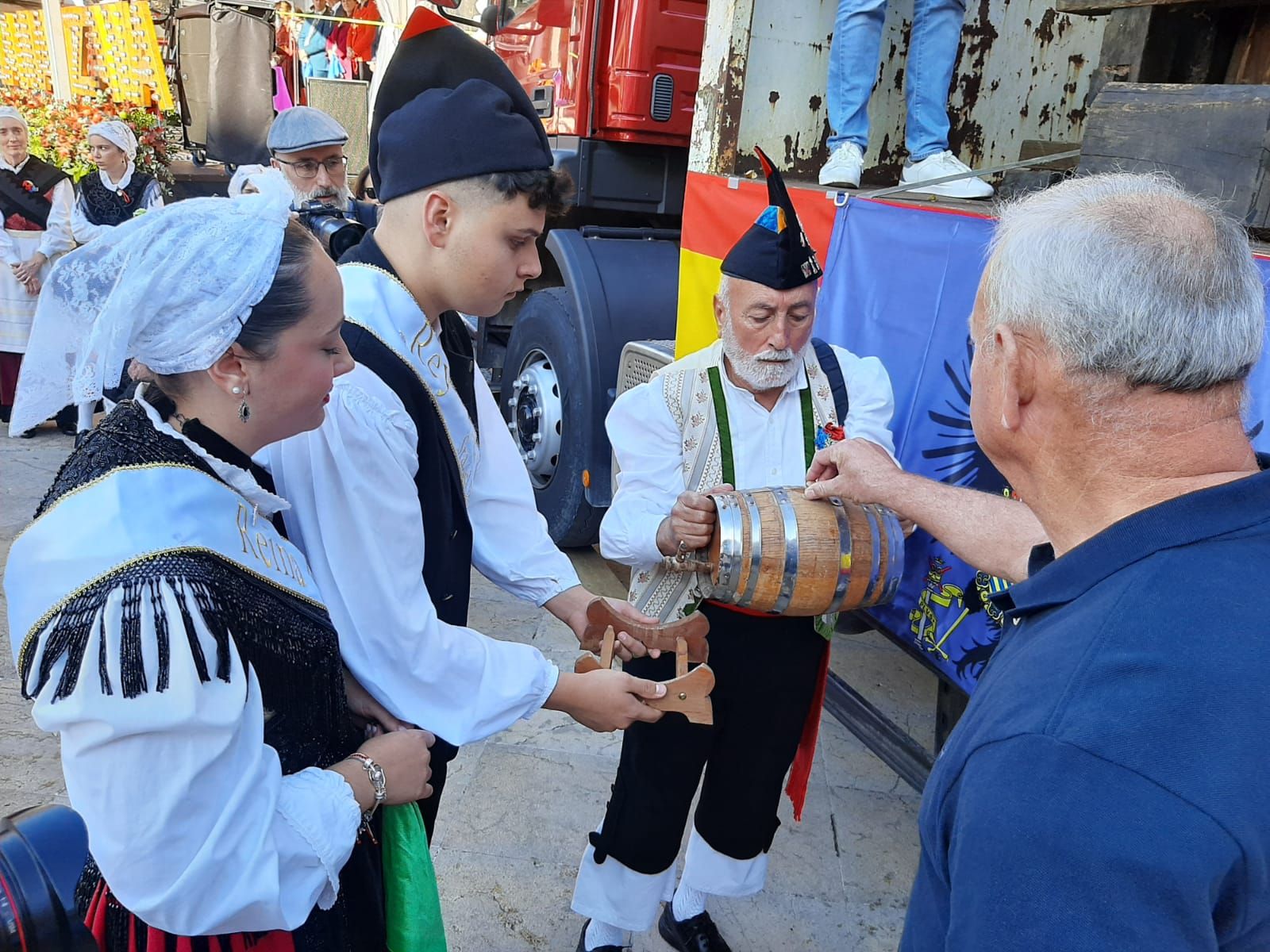 Villaviciosa ofrece el primer mosto a la Portalina: así ha sido el acto seguido de un desfile de carrozas