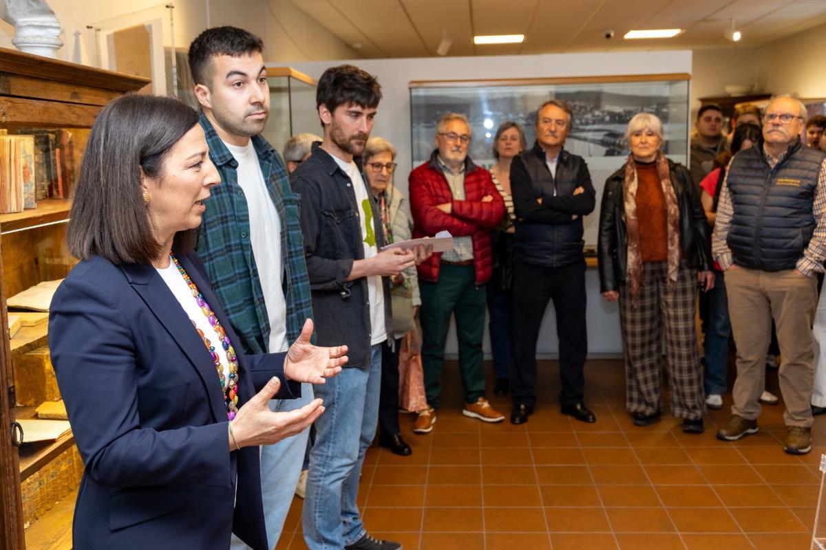 La alcaldesa, María Barral, con Diego Martínez y Ángel Arcay en la inauguración de la nueva sala del Museo das Mariñas.