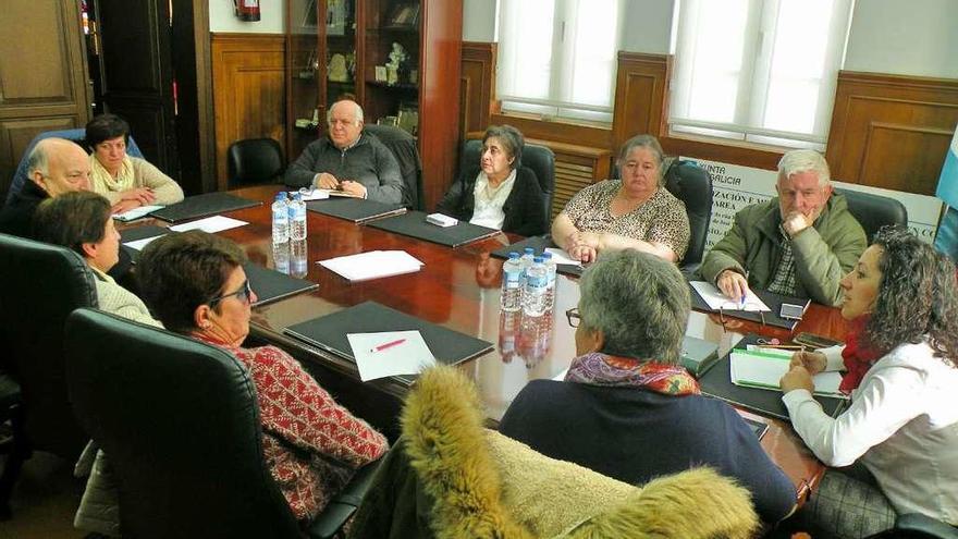 Reunión de la concejala de Bienestar Social con los representantes de las ONG de Marín. // S.A.