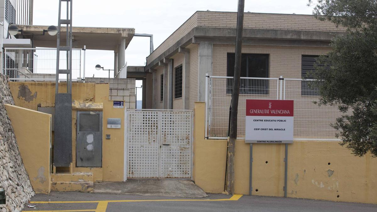 Una de las entradas del colegio Crist del Miracle de la Llosa de Ranes, en una imagen captada ayer.