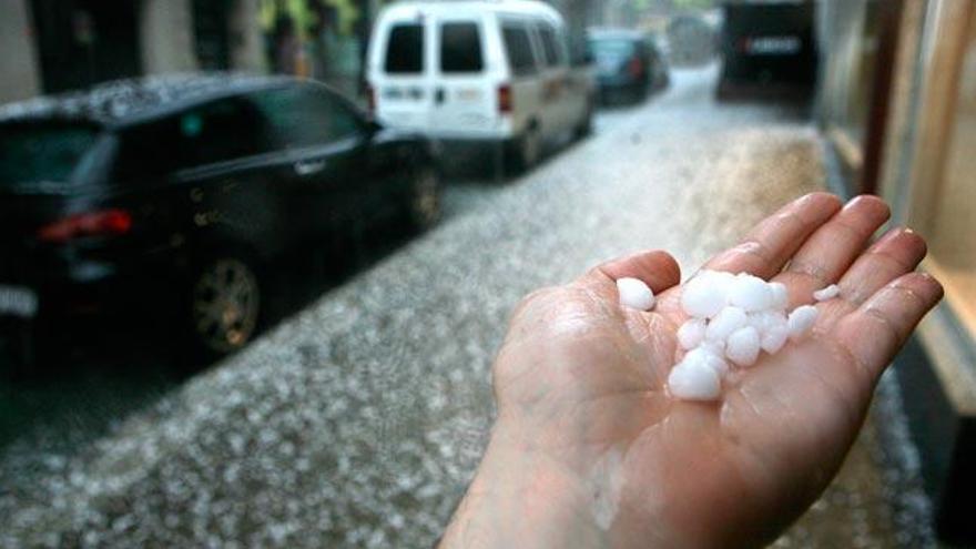 Las piedras de granizo aídas en Lalín. / BERNABE/LUISMY