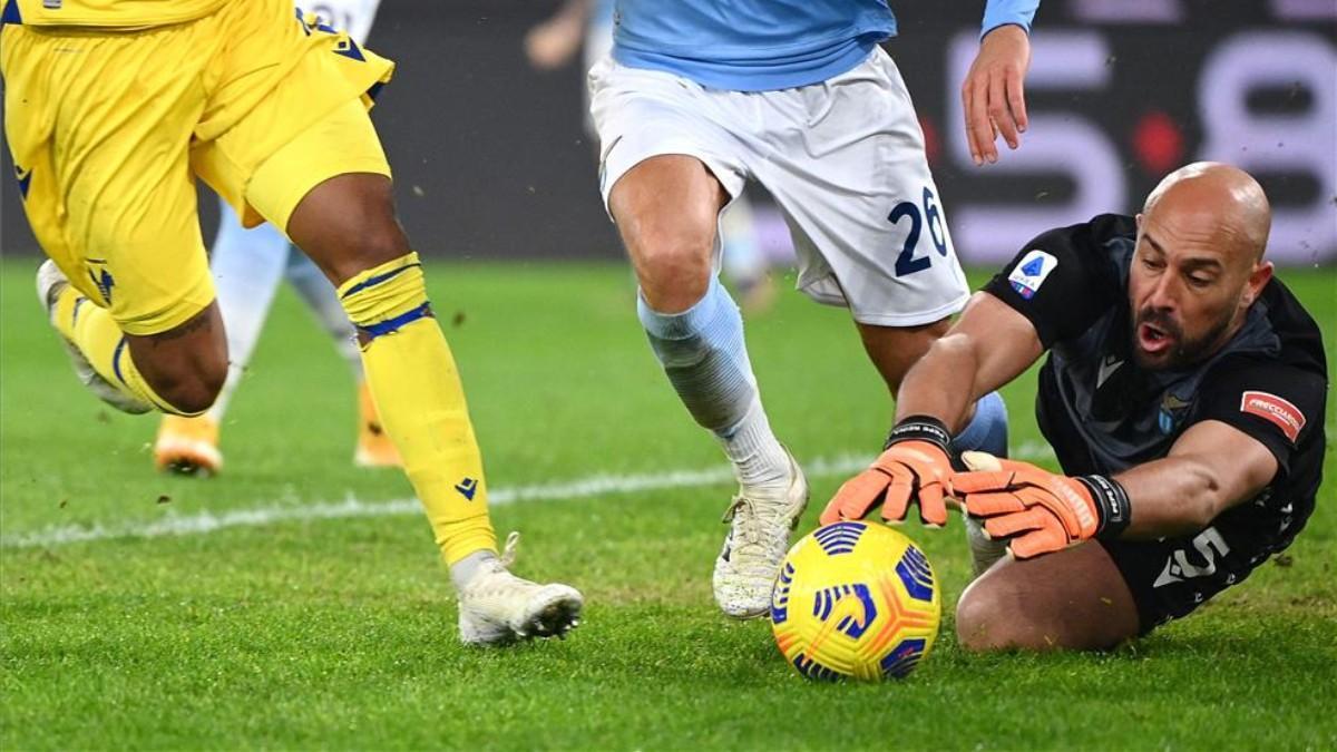 Pepe Reina detiene un balón en un partido con la Lazio.