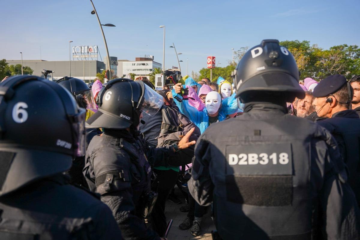La feria inmobiliaria The District de Barcelona abre entre protestas de activistas