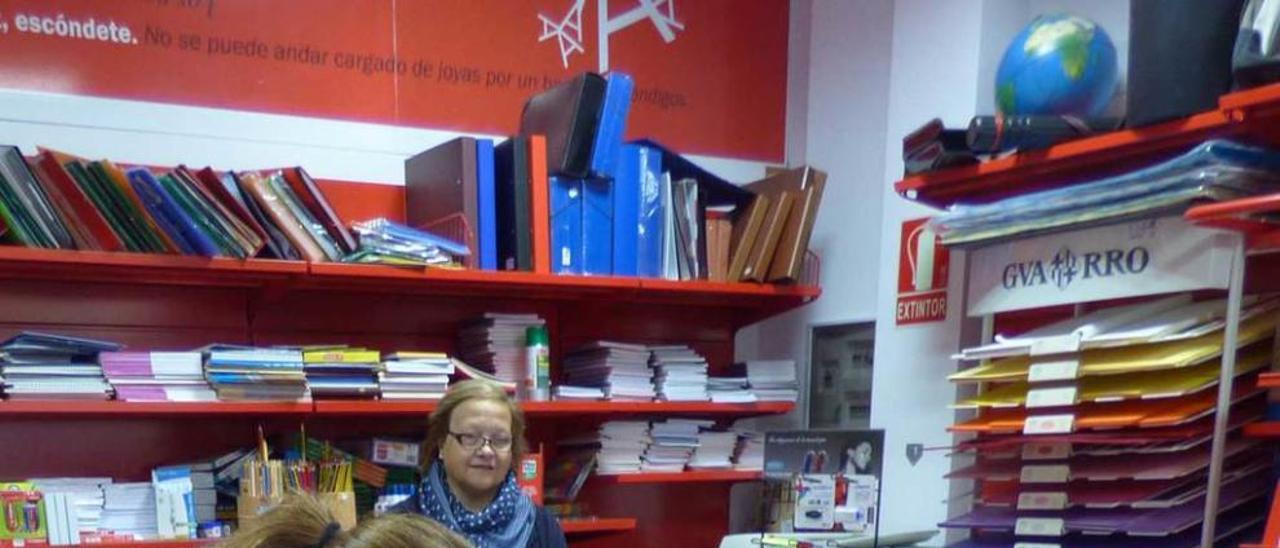 Yoana Alonso y Álvaro Aguado, en la librería canguesa de Argen Antón, tras el mostrador.