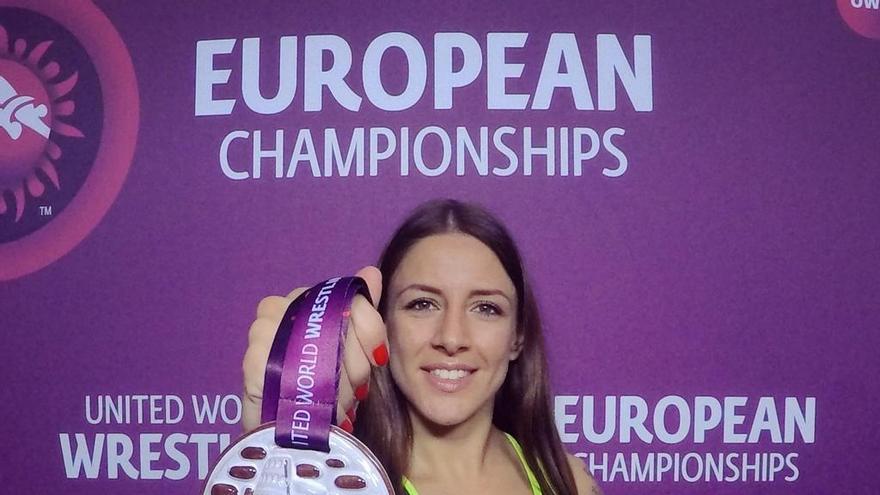Sara Viéitez, con sus dos medallas de bronce.