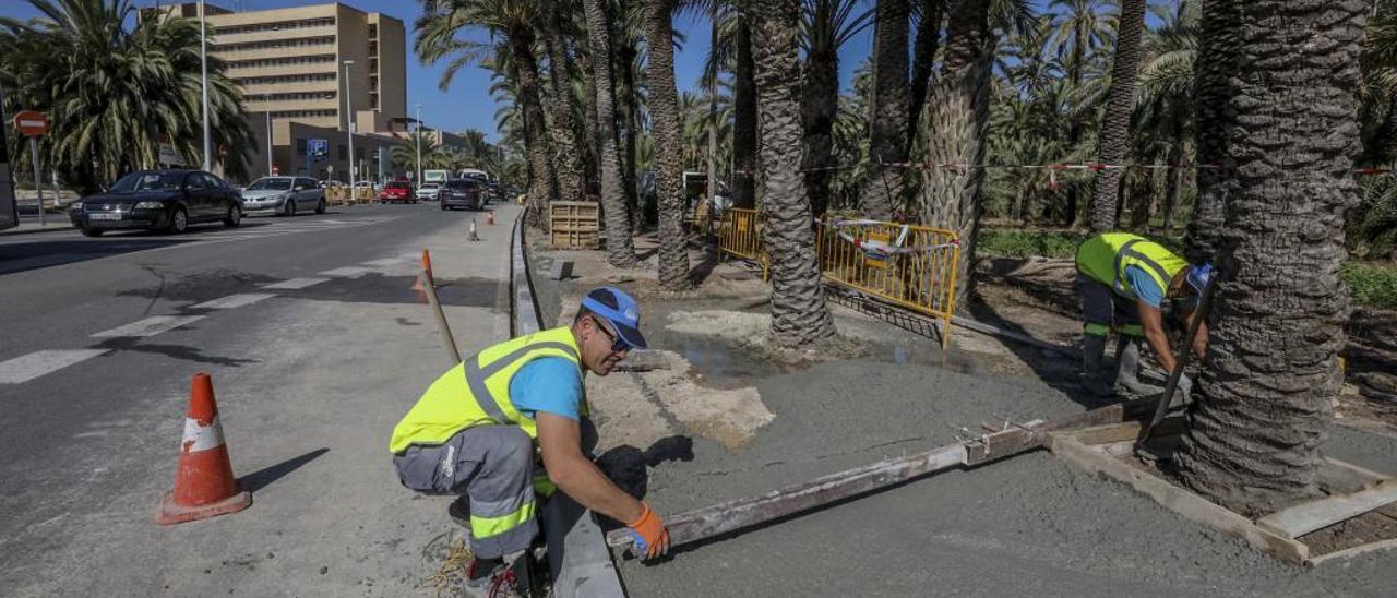 Las obras que han arrancado en el Hospital General de Elche para ampliar las aceras.