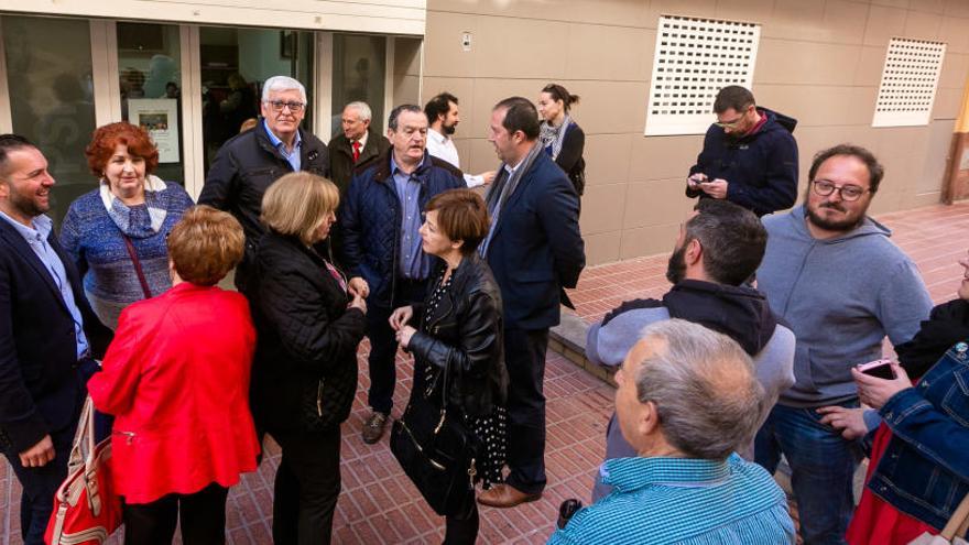 Uno de los momentos de la votación de ayer en la sede del PSOE de Benidorm.