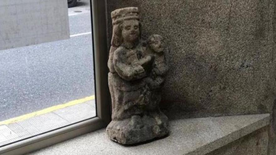 Robada, tirada en la carretera y olvidada: el rocambolesco periplo de una virgen gallega