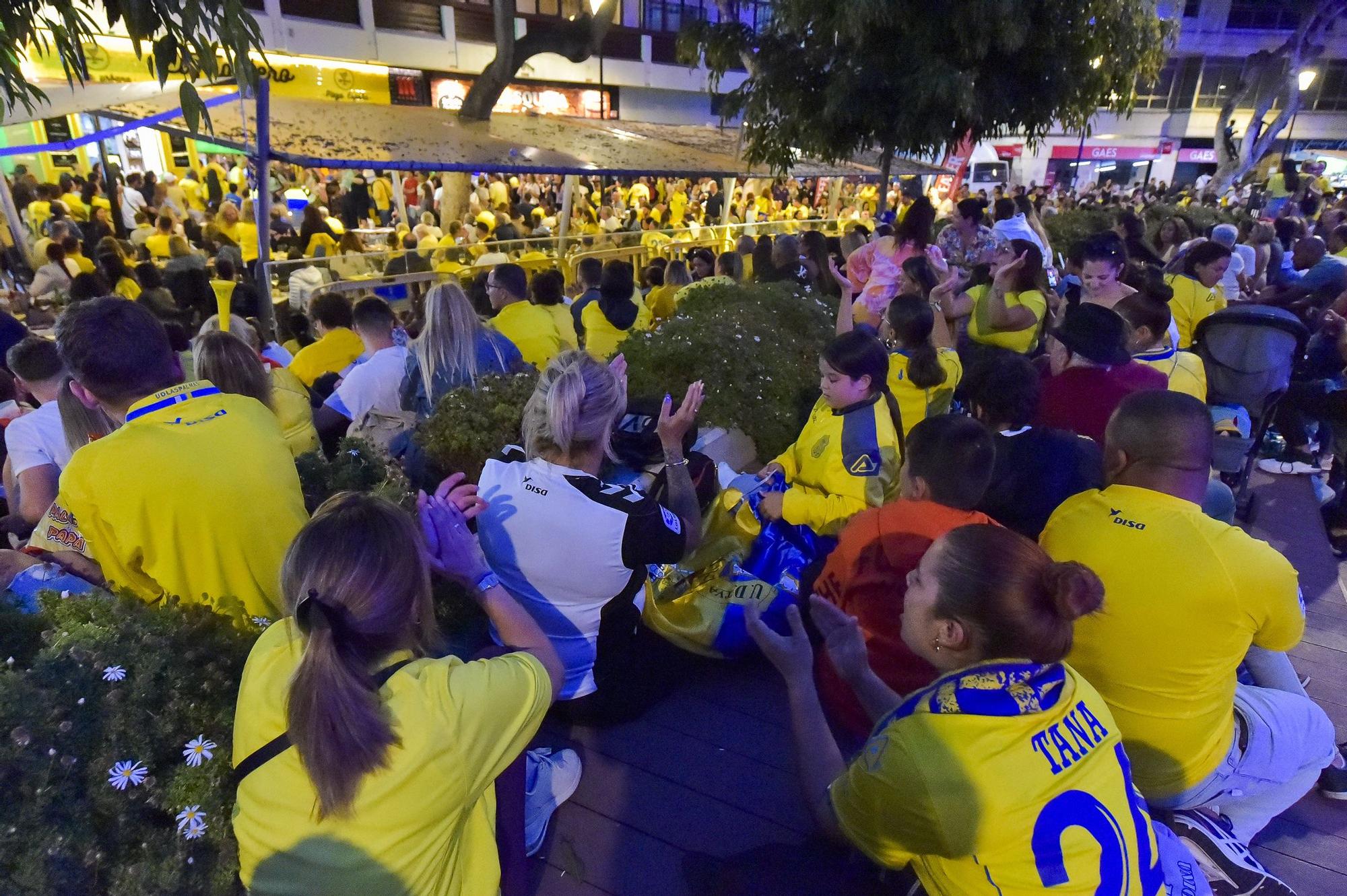 Ambiente en las terrazas de la Plaza de España durante el partido